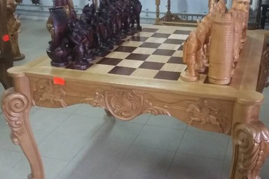 ДЕРЕВЯННЫЙ СТОЛ С ШАХМАТАМИ